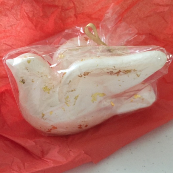 🐬 CLEARANCE ITEM: 🌟 HP ⭐️ 🆕 Large Dove Candle with Golden Foil Accents 🕊 - Picture 2 of 11